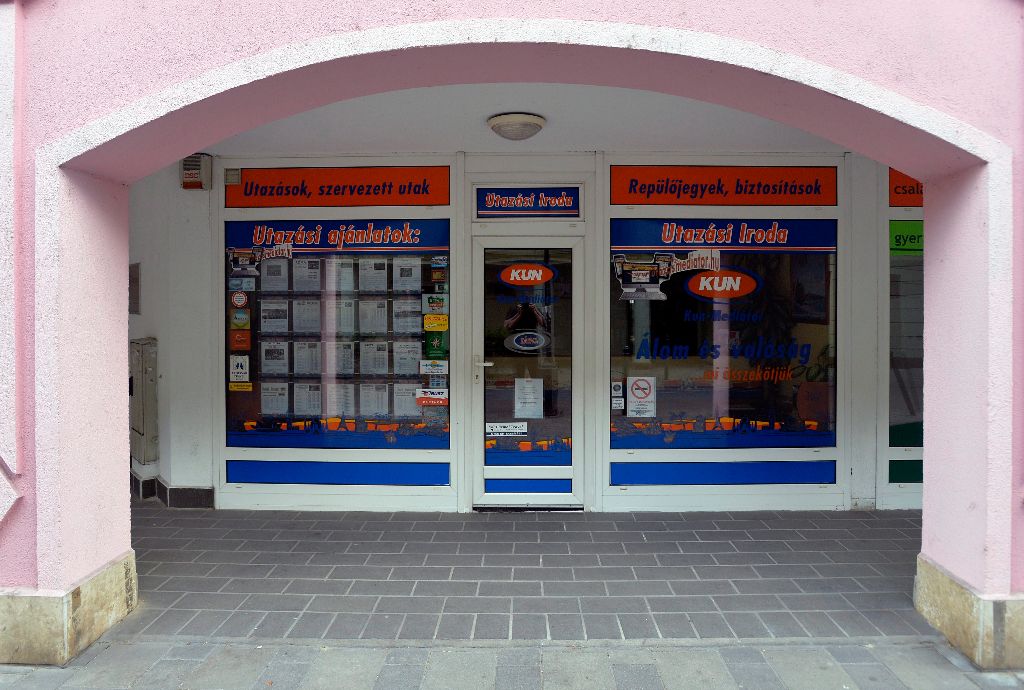 A Kun-Mediátor Szolgáltatói Kft. budapesti fiókja 2015. április 15-én. Mintegy kétmilliárd forint körülire becsülhetõ az az összeg, amely a fõ tevékenységként utazási irodaként mûködõ, de pénzügyi tevékenységet is folytató Kun-Mediátor Szolgáltatói Kft.-nél eltûnhetett. Az ügyben a rendõrség nyomoz, a Magyar Nemzeti Bank (MNB) felügyeleti vizsgálatot indított, és a Nemzetgazdasági Minisztérium (NGM) is vizsgálatot kezdeményezett. MTI Fotó: Máthé Zoltán