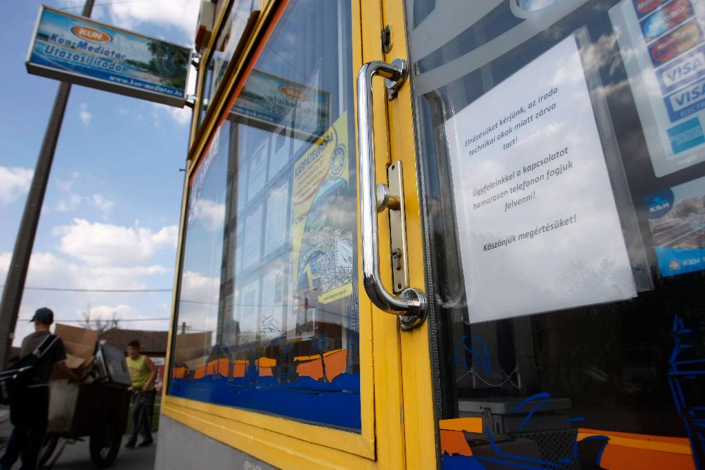 Tájékoztató a Kun-Mediátor Szolgáltatói Kft. karcagi fiókjának bejárati ajtaján 2015. április 15-én. Mintegy kétmilliárd forint körülire becsülhetõ az az összeg, amely a fõ tevékenységként utazási irodaként mûködõ, de pénzügyi tevékenységet is folytató Kun-Mediátor Szolgáltatói Kft.-nél eltûnhetett. Az ügyben a rendõrség nyomoz, a Magyar Nemzeti Bank (MNB) felügyeleti vizsgálatot indított, és a Nemzetgazdasági Minisztérium (NGM) is vizsgálatot kezdeményezett. MTI Fotó: Bugány János