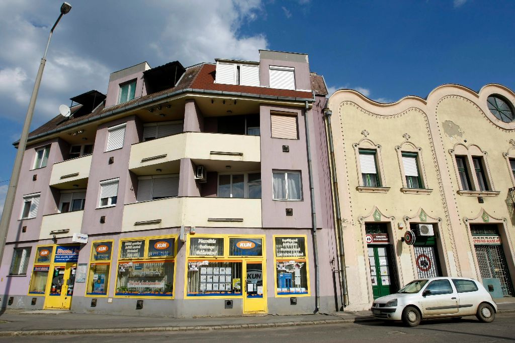 A Kun-Mediátor Szolgáltatói Kft. karcagi fiókja 2015. április 15-én. Mintegy kétmilliárd forint körülire becsülhetõ az az összeg, amely a fõ tevékenységként utazási irodaként mûködõ, de pénzügyi tevékenységet is folytató Kun-Mediátor Szolgáltatói Kft.-nél eltûnhetett. Az ügyben a rendõrség nyomoz, a Magyar Nemzeti Bank (MNB) felügyeleti vizsgálatot indított, és a Nemzetgazdasági Minisztérium (NGM) is vizsgálatot kezdeményezett. MTI Fotó: Bugány János