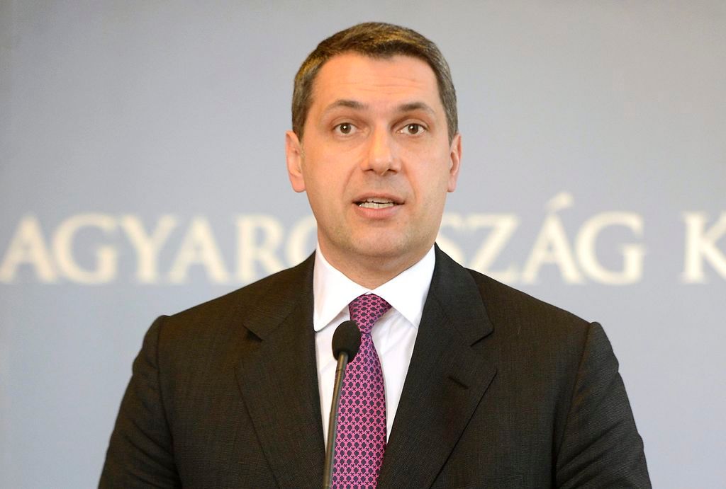 Lázár János Miniszterelnökséget vezetõ miniszter a Giró-Szász András kormányzati kommunikációért felelõs államtitkárral közösen a Kormányinfo 3. Mit miért tesz a kormány? címmel a Parlamentben tartott sajtótájékoztatón 2015. április 9-én. MTI Fotó: Kovács Tamás