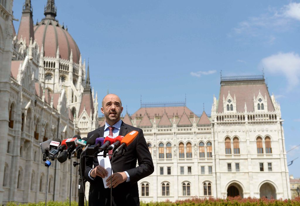 Budapest, 2015. április 24. Kovács Zoltán kormányszóvivõ sajtótájékoztatót tart az Országház elõtt 2015. április 24-én a bevándorlásügyben kezdeményezett nemzeti konzultációról. A kormány tizenkét kérdést tesz fel a bevándorláshoz, megélhetési bevándorláshoz, illetve részben a terrorizmushoz kapcsolódó nemzeti konzultációban, amelyre július 1-jéig várják minden tizennyolcadik életévét betöltött állampolgár válaszát. MTI Fotó: Bruzák Noémi