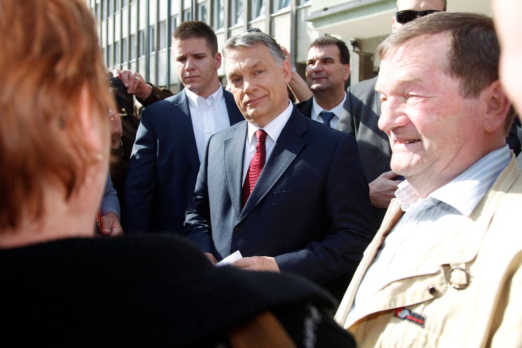 Orbán Viktor miniszterelnök (j3) emberekkel beszélget Zalaegerszegen, ahová a modern városok program keretében látogatott 2015. április 14-én. Mögötte  Vigh László fideszes országgyûlési képviselõ (j2). MTI Fotó: Varga György