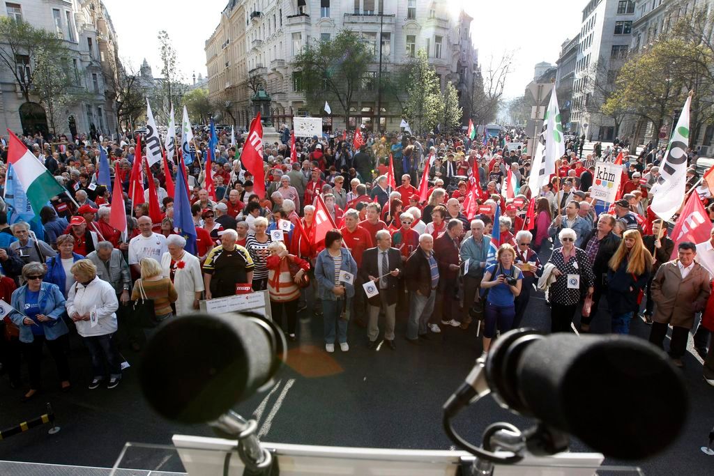 Résztvevõk az MSZP-DK-PM-MLP-Szolidaritás által szervezett QuaestOrbán - Károsultak napja elnevezésû tüntetésen a Batthyány-örökmécsesnél 2015. április 11-én. MTI Fotó: Szigetváry Zsolt