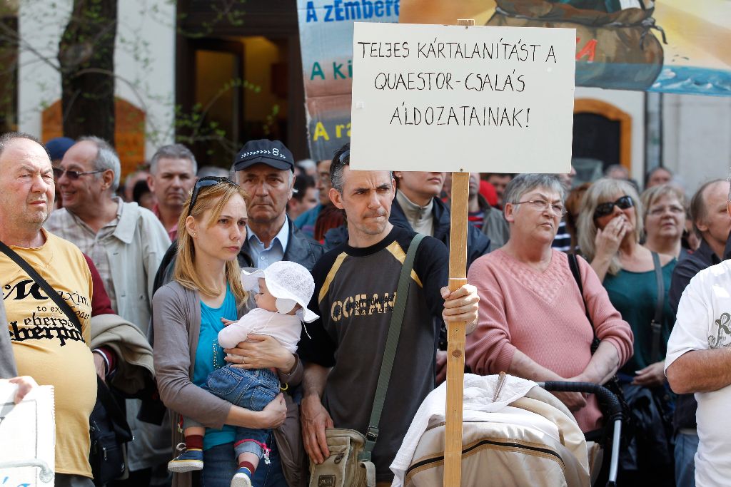 Quaestor-károsultak demonstrációja a Quaestor Értékpapír Zrt. fõvárosi Báthory utcai székháza elõtt 2015. április 11-én. MTI Fotó: Szigetváry Zsolt