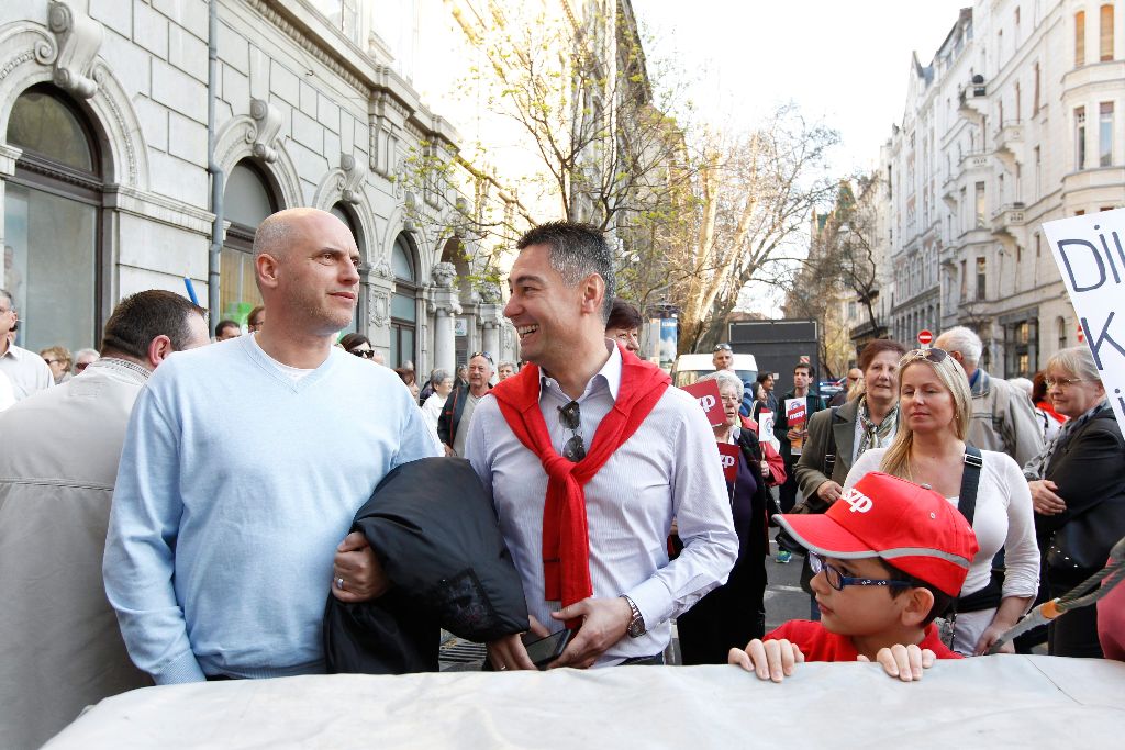 Tóbiás József, az MSZP elnöke (b) Horváth Csaba fõvárosi szocialista önkormányzati képviselõvel beszélget az MSZP-DK-PM-MLP-Szolidaritás által szervezett QuaestOrbán - Károsultak napja elnevezésû tüntetésen a Batthyány-örökmécsesnél 2015. április 11-én. MTI Fotó: Szigetváry Zsolt