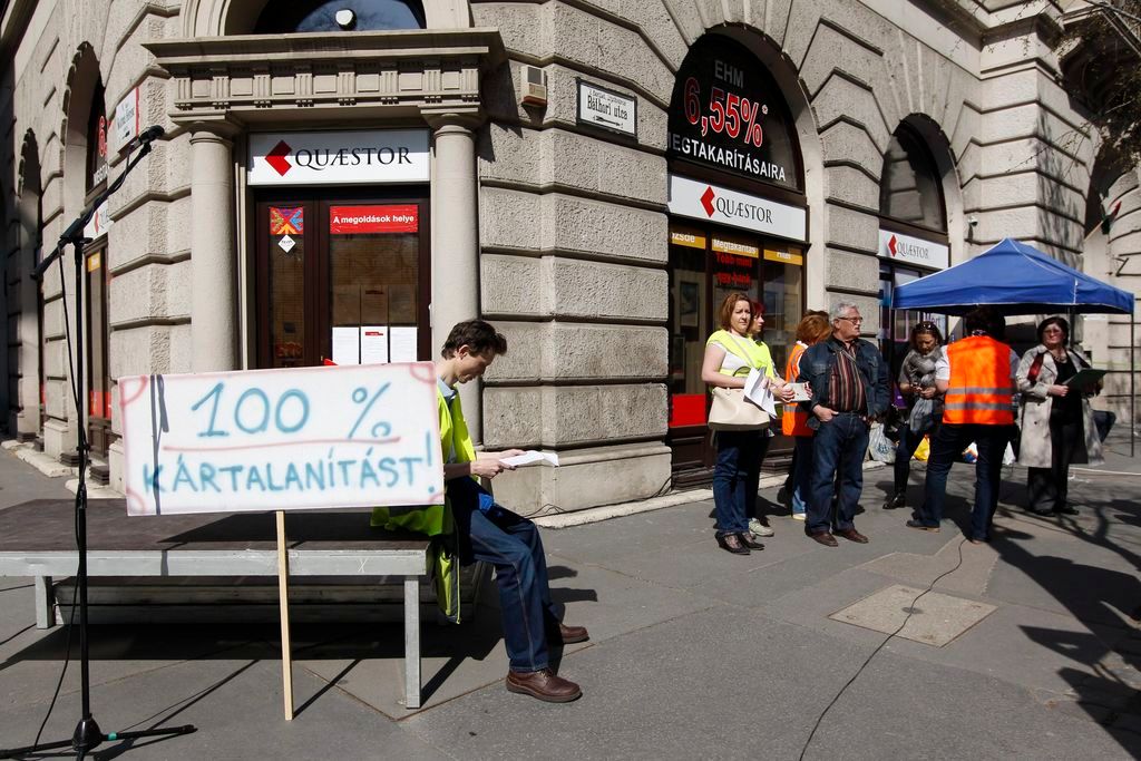 Quaestor-károsultak demonstrációja a Quaestor Értékpapír Zrt. fõvárosi Báthory utcai székháza elõtt 2015. április 11-én. MTI Fotó: Szigetváry Zsolt