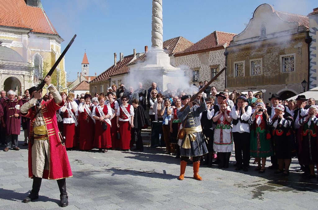 Kõszeg, 2015. április 24. A Kõszegi Darabontok puskalövésével kezdõdik a Szõlõ Jövésnek Könyve ünnepség Kõszegen, a Jurisics téren 2015. április 24-én. MTI Fotó: Büki László