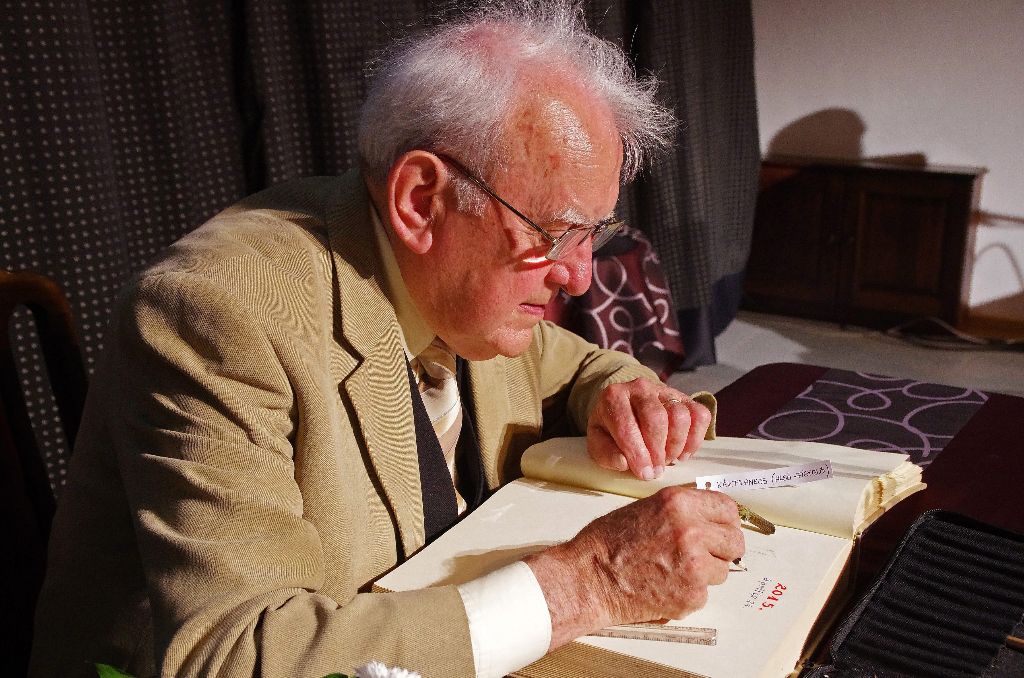 Kõszeg, 2015. április 24. Németh János berajzolja a Szõlõ Jövésnek Könyvébe a 2015. évi szõlõhajtásokat a Jurisics-vár lovagtermében tartott ünnepségen Kõszegen 2015. április 24-én. Az elsõ, már betelt könyvet ma a kõszegi városi múzeumban õrzik. MTI Fotó: Büki László