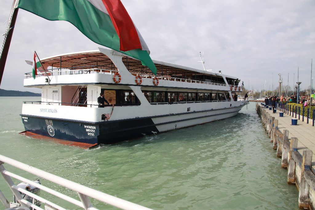 A hajózási idény elsõ hajója, a Siófokról érkezõ Szent Miklós motoros érkezik a balatonfüredi kikötõbe 2015. április 4-én. Ezen a napon megkezdõdött a 169. balatoni hajózási idény. MTI Fotó: Nagy Lajos