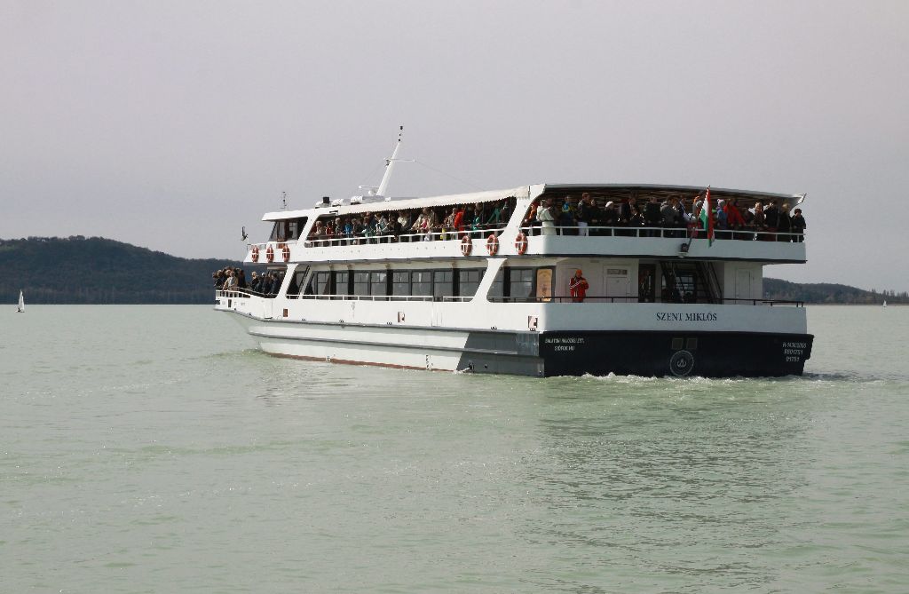 A hajózási idény elsõ hajója, a Siófokról érkezõ Szent Miklós motoros elindul a balatonfüredi kikötõbõl 2015. április 4-én. Ezen a napon megkezdõdött a 169. balatoni hajózási idény. MTI Fotó: Nagy Lajos
