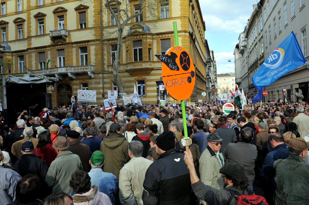 Résztvevõk a civilek és ellenzéki pártok A korrupció kormánya ellen címmel meghirdetett tüntetésén Budapesten, a Magyar Nemzeti Bank székháza elõtt 2015. április 19-én. MTI Fotó: Marjai János