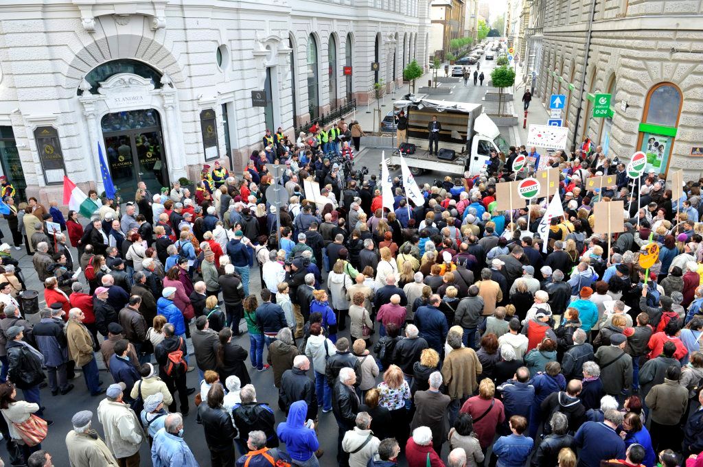 Lattmann Tamás jogász beszéd mond a civilek és ellenzéki pártok A korrupció kormánya ellen címmel meghirdetett tüntetésén Budapesten, az Eiffel Palace irodaház elõtt 2015. április 19-én. MTI Fotó: Kovács Tamás