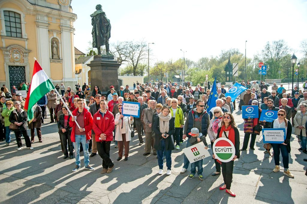 Résztvevõk a civilek és ellenzéki pártok A korrupció kormánya ellen címmel meghirdetett tüntetésén Gyõrben 2015. április 20-án. MTI Fotó: Krizsán Csaba