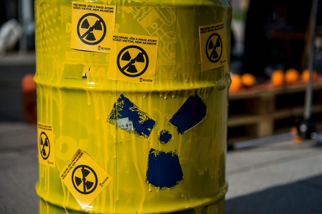Atomhulladékot jelképezõ installáció a civilek és ellenzéki pártok korrupció és a tervezett bodai atomhulladék-tároló ellen meghirdetett tüntetésén a pécsi Kossuth téren 2015. április 19-én. MTI Fotó: Sóki Tamás