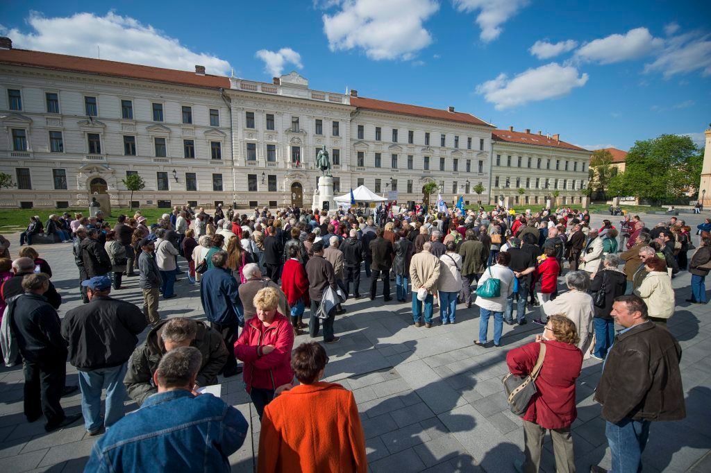 Résztvevõk a civilek és ellenzéki pártok korrupció és a tervezett bodai atomhulladék-tároló ellen meghirdetett tüntetésén a pécsi Kossuth téren 2015. április 19-én. MTI Fotó: Sóki Tamás