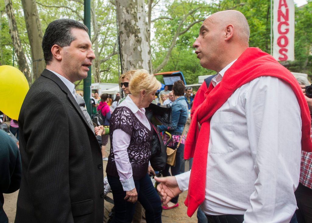 Budapest, 2015. május 1. Tóbiás József, az MSZP elnök-frakcióvezetõje (j) és Schiffer András, az LMP társelnöke, a párt frakcióvezetõje beszélget az MSZP majálisán a Városligetben 2015. május 1-jén. MTI Fotó: Illyés Tibor