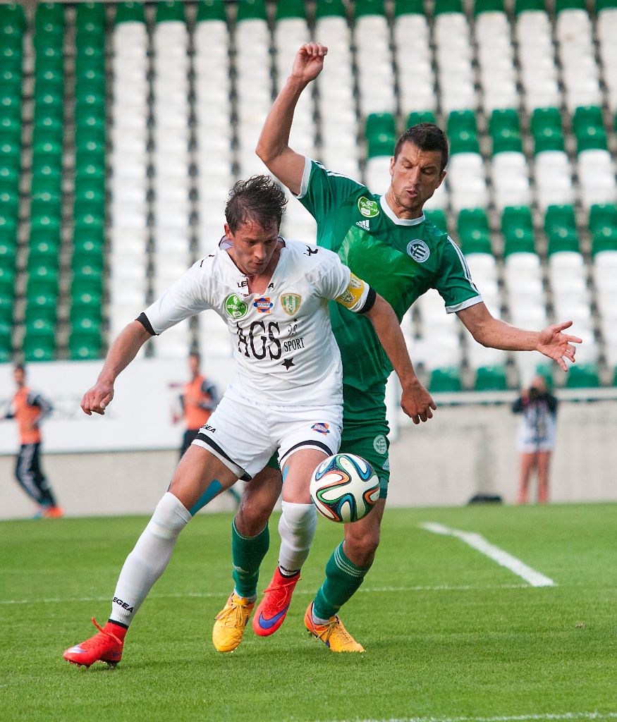 Gyõr, 2015. május 9. Halmosi Péter, a Szombathelyi Haladás (b) és Lipták Zoltán, a Gyõri ETO FC játékosa a labdarúgó OTP Bank Liga 27. fordulójában játszott Gyõri ETO FC - Szombathelyi Haladás mérkõzésen a gyõri ETO Park stadionban 2015. május 9-én. MTI Fotó: Krizsán Csaba