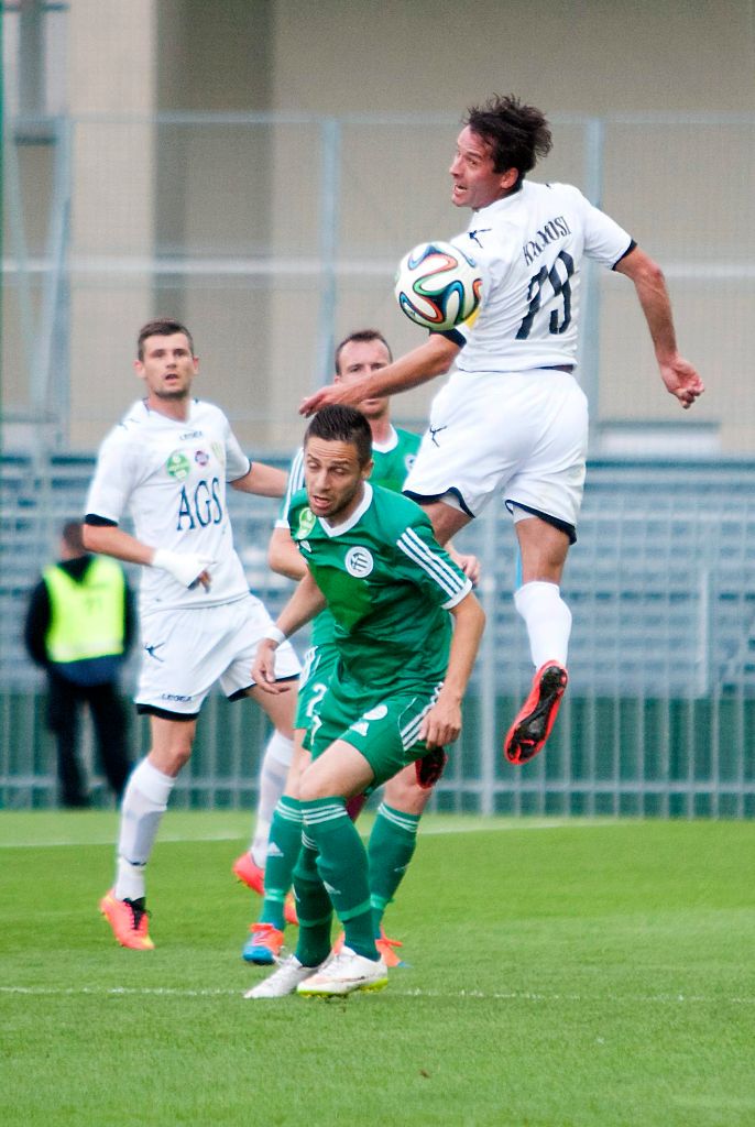 Gyõr, 2015. május 9. Ibanez Luis Ezequiel, a Gyõri ETO FC (b, elöl) és Halmosi Péter, a Szombathelyi Haladás játékosa a labdarúgó OTP Bank Liga 27. fordulójában játszott Gyõri ETO FC - Szombathelyi Haladás mérkõzésen a gyõri ETO Park stadionban 2015. május 9-én. MTI Fotó: Krizsán Csaba
