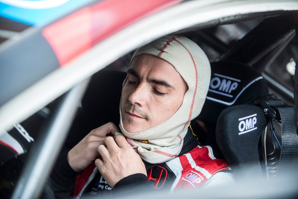 Mogyoród, 2015. május 2. Michelisz Norbert, a Zengõ Motorsport pilótája a túraautó-világbajnokság (WTCC) magyarországi idõmérõ futama elõtt a mogyoródi Hungaroringen 2015. május 2-án. MTI Fotó: Marjai János
