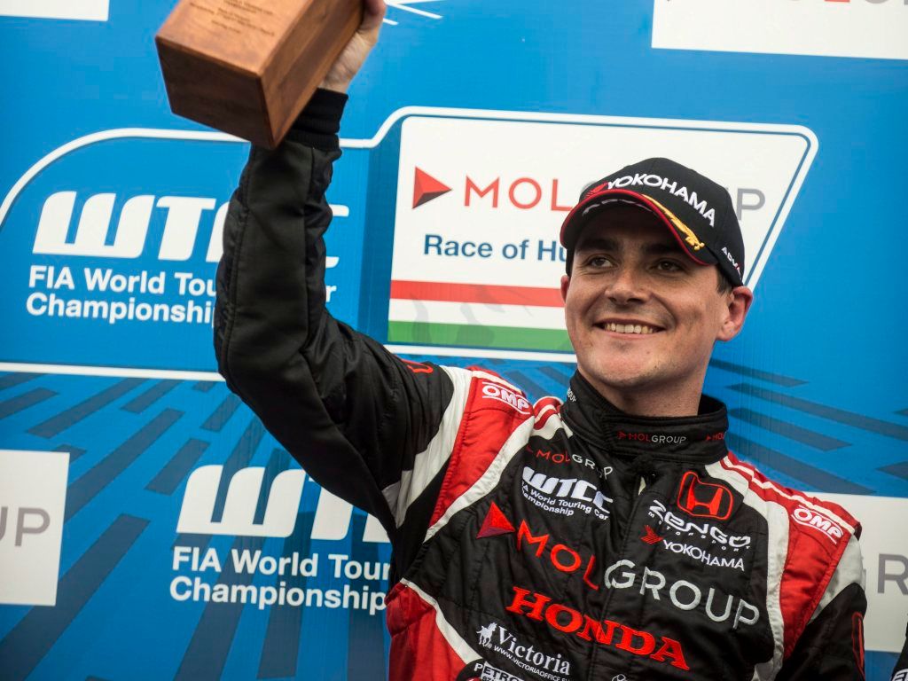 Mogyoród, 2015. május 3. A gyõztes Michelisz Norbert, a Zengõ Motorsport pilótája a túraautó-világbajnokság (WTCC) magyarországi második futama után a mogyoródi Hungaroringen 2015. május 3-án. MTI Fotó: Marjai János