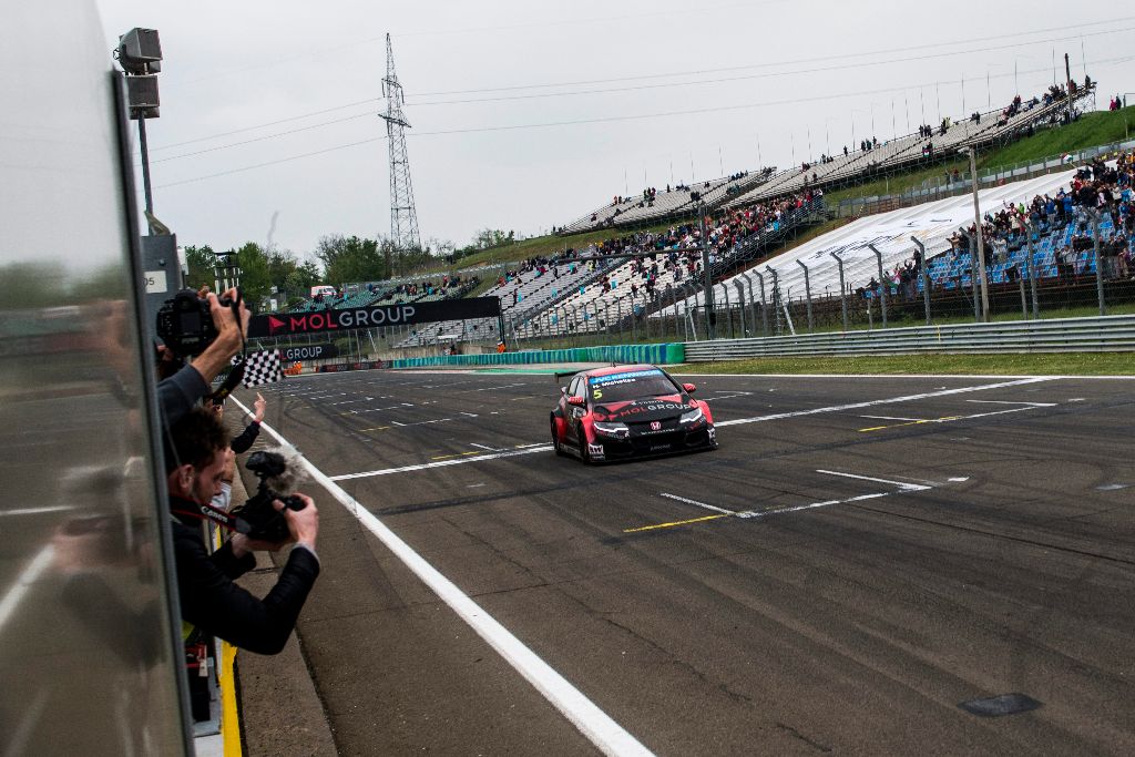 Mogyoród, 2015. május 3. A gyõztes Michelisz Norbert, a Zengõ Motorsport pilótája célba ér a túraautó-világbajnokság (WTCC) magyarországi második futamán a mogyoródi Hungaroringen 2015. május 3-án. MTI Fotó: Marjai János