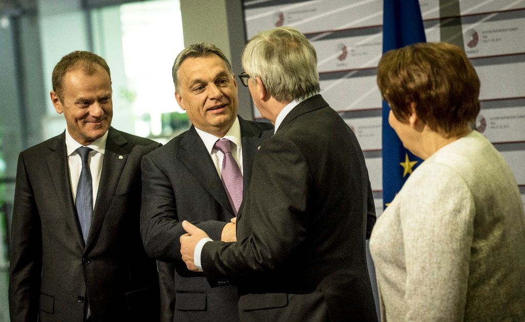 Riga, 2015. május 22. A Miniszterelnöki Sajtóiroda által közreadott képen Jean-Claude Juncker, az Európai Bizottság elnöke (j2) és Donald Tusk, az Európai Tanács elnöke (b) fogadja Orbán Viktor miniszterelnököt az Európai Unió keleti partnerségi csúcstalálkozóján Rigában, a Nemzeti Könyvtár épületében 2015. május 22-én, jobbra Laimdota Straujuma lett miniszterelnök.  MTI Fotó: Miniszterelnöki Sajtóiroda / Burger Barna