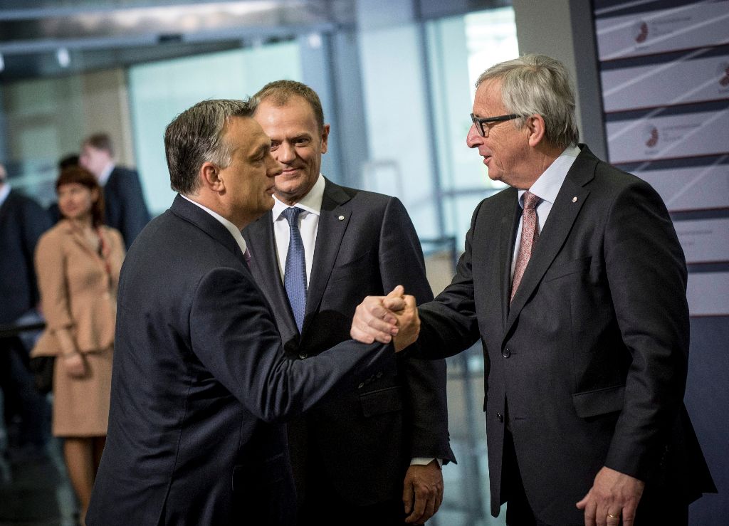 Riga, 2015. május 22. A Miniszterelnöki Sajtóiroda által közreadott képen Jean-Claude Juncker, az Európai Bizottság elnöke (j) és Donald Tusk, az Európai Tanács elnöke (k) fogadja Orbán Viktor miniszterelnököt az Európai Unió keleti partnerségi csúcstalálkozóján Rigában, a Nemzeti Könyvtár épületében 2015. május 22-én.  MTI Fotó: Miniszterelnöki Sajtóiroda / Burger Barna