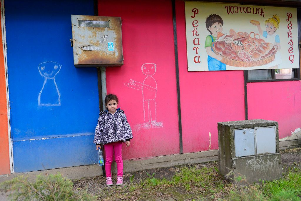 Magyarkanizsa, 2015. május 22. A Szíriából menekült ötéves Zubiada a szerb-magyar határhoz közeli kisvárosban, Magyarkanizsa központjában 2015. május 21-én. A kislány édesapjával négy hónapja van úton, a célállomás Németország. MTI Fotó: Molnár Edvárd