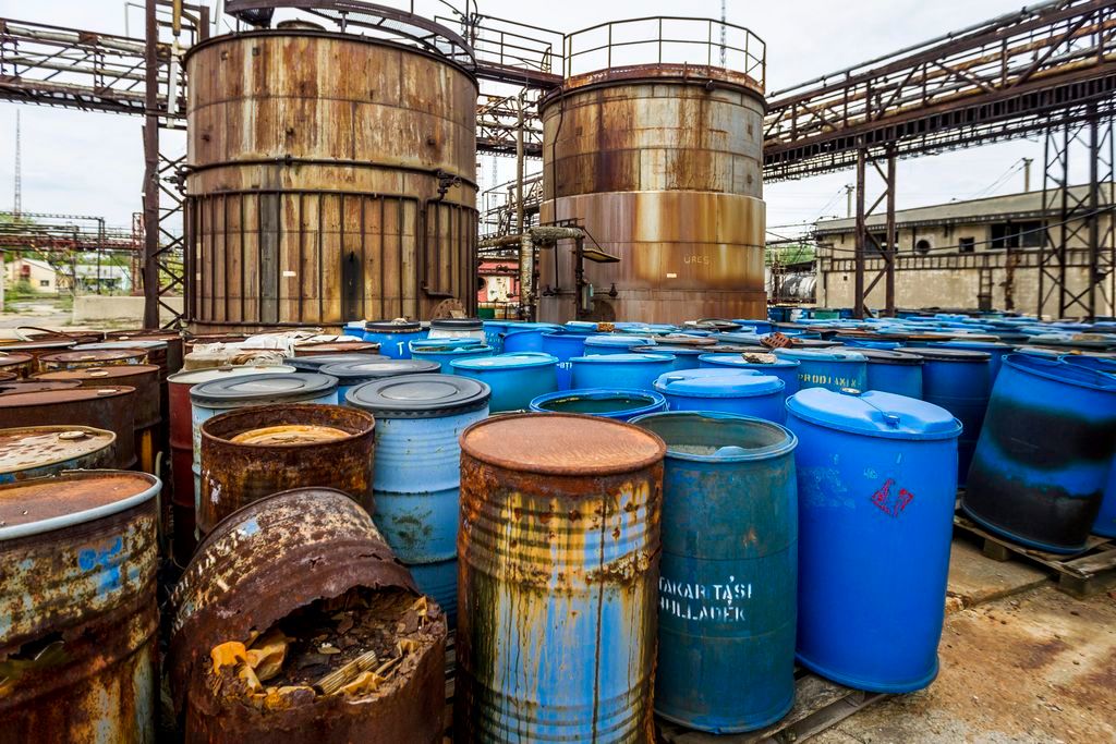 Budapest, 2015. április 30. Hordók a Budapesti Vegyimûvek Zrt. Illatos úti telephelyén 2015. április 30-án. A Pest megyei kormánymegbízott a helyszínen tartott sajtótájékoztatón bejelentette, hogy még ezen a napon megkezdhetik mintegy ezer hordó veszélyes hulladék elszállítását a telephelyrõl. MTI Fotó: Szigetváry Zsolt