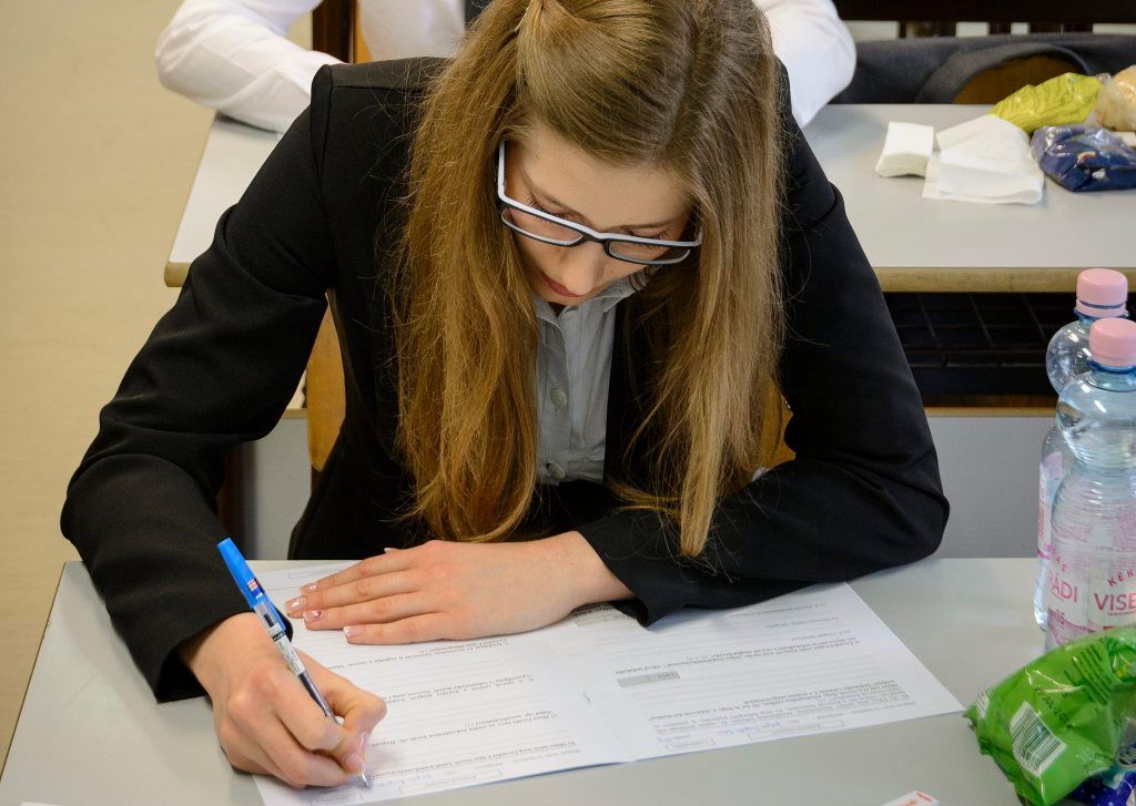 Debrecen, 2015. május 4. Diákok a középszintû magyar nyelv és irodalom írásbeli érettségi vizsgán a debreceni Tóth Árpád Gimnáziumban 2015. május 4-én. A köznevelési államtitkárság tájékoztatása szerint magyar nyelv és irodalom tárgyból középszinten 1 174 helyszínen 77 975 vizsgázó, emelt szinten 50 helyszínen 1 904 vizsgázó tesz érettségit. MTI Fotó: Czeglédi Zsolt