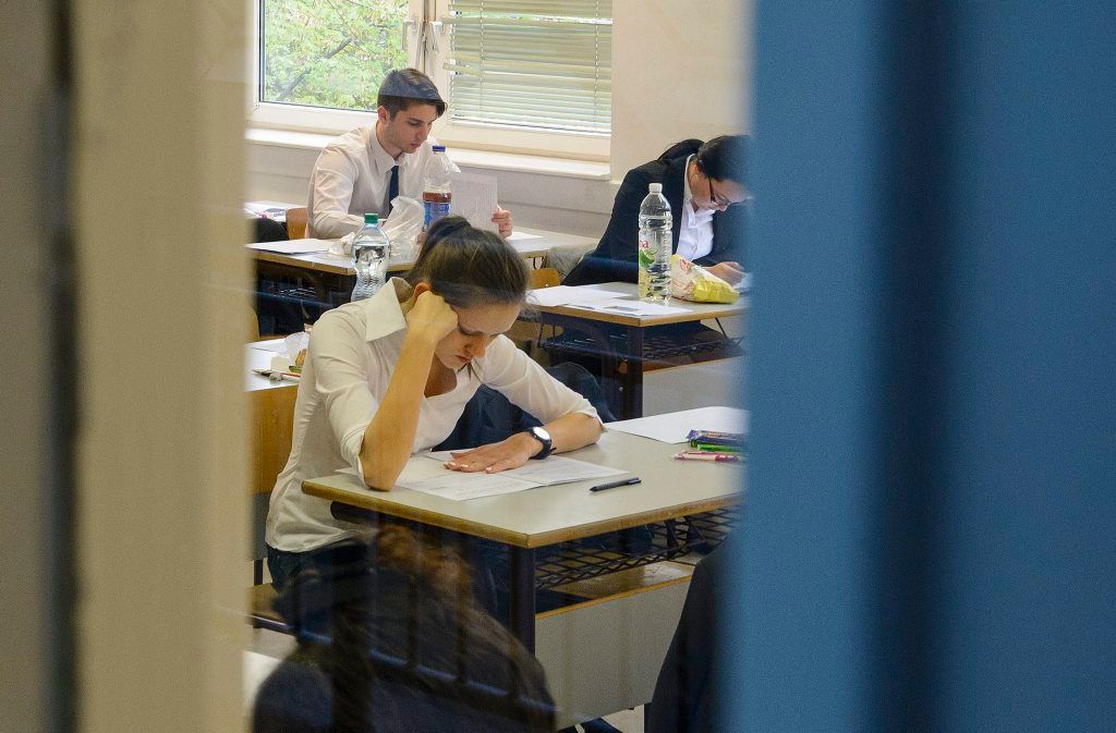 Debrecen, 2015. május 4. Diákok a középszintû magyar nyelv és irodalom írásbeli érettségi vizsgán a debreceni Tóth Árpád Gimnáziumban 2015. május 4-én. A köznevelési államtitkárság tájékoztatása szerint magyar nyelv és irodalom tárgyból középszinten 1 174 helyszínen 77 975 vizsgázó, emelt szinten 50 helyszínen 1 904 vizsgázó tesz érettségit. MTI Fotó: Czeglédi Zsolt