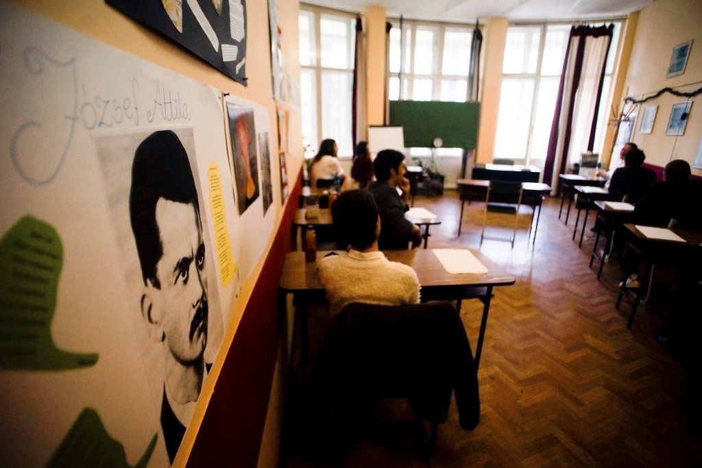 Budapest, 2015. május 4. A középszintû magyar nyelv és irodalom írásbeli érettségi vizsgára váró diákok a budapesti Tanext Akadémia Szakközépiskola, Szakiskola és Speciális Szakiskolában 2015. május 4-én. A köznevelési államtitkárság tájékoztatása szerint magyar nyelv és irodalom tárgyból középszinten 1 174 helyszínen 77 975 vizsgázó, emelt szinten 50 helyszínen 1 904 vizsgázó tesz érettségit. MTI Fotó: Balogh Zoltán