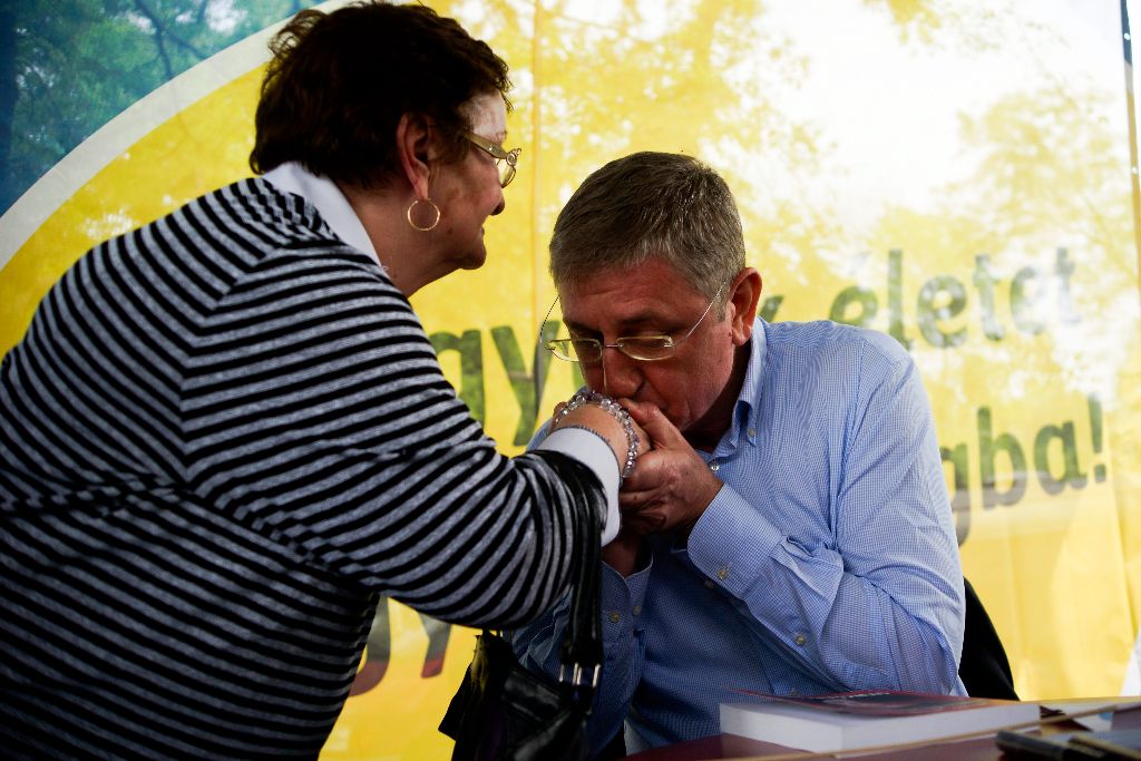 Budapest, 2015. május 1. Gyurcsány Ferenc, a Demokratikus Koalíció (DK) elnöke könyvének dedikálásán kezet csókol egy nõnek a párt majálisán a budapesti Városligetben 2015. május 1-jén. MTI Fotó: Balogh Zoltán