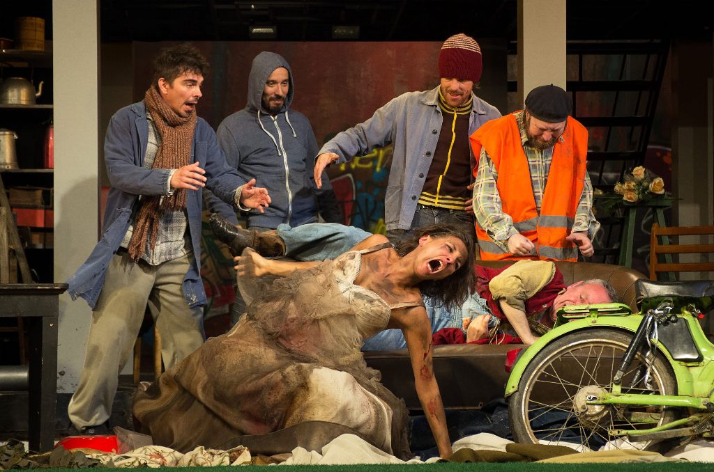 Szabó Róbert Endre (hátul, b) Nátán, Kelemen Zoltán (hátul, b2) Fülöp, Balogh János (hátul, j2) Józsi, Avass Attila (hátul, j) Curtio, Bánfalvi Eszter (elõl, b) Kata és Szabó Tibor András (elõl, j) Grumio szerepében William Shakespeare Makrancos Kata, avagy a hárpia megzabolázása címû vígjátékának próbáján a szombathelyi Weöres Sándor Színházban 2015. május 13-án. A darabot május 15-én mutatják be Alföldi Róbert rendezésében. MTI Fotó: Büki László