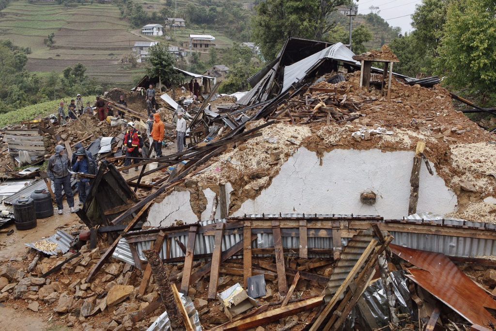 Katmandu, 2015. április 29. A Baptista Szeretetszolgálat által közreadott képen a földrengés nyomai Katmanduban 2015. április 29-én, Nepálban. Április 25-én a térségben 7,9-es erõsségû földrengés pusztított. A természeti katasztrófa halálos áldozatainak száma több mint ötezer és csaknem nyolcezren megsebesültek. A Baptista Szeretetszolgálat munkatársai a térségben segítenek a rászorulóknak. MTI Fotó: Fehér Bertalan
