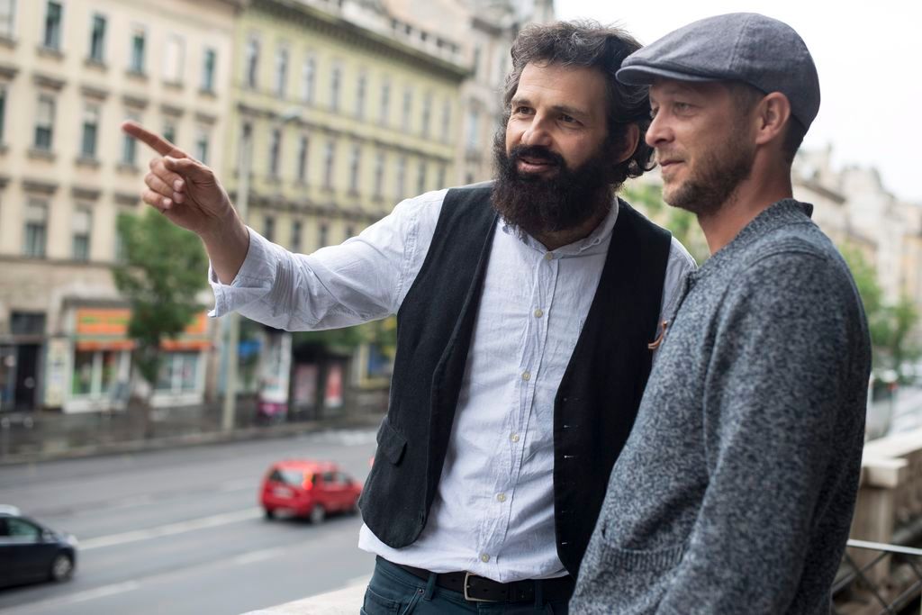 Budapest, 2015. május 22. Röhrig Géza (b) Saul Auslander és Molnár Levente (j) Abraham szerepét alakító színészek a Cannes-i Filmfesztivál versenyprogramjában szereplõ, Nemes Jeles László rendezte Saul fia címû film fõszereplõi az Uránia Nemzeti Filmszínház erkélyén a film sajtóbemutatója után 2015. május 22-én. MTI Fotó: Kallos Bea