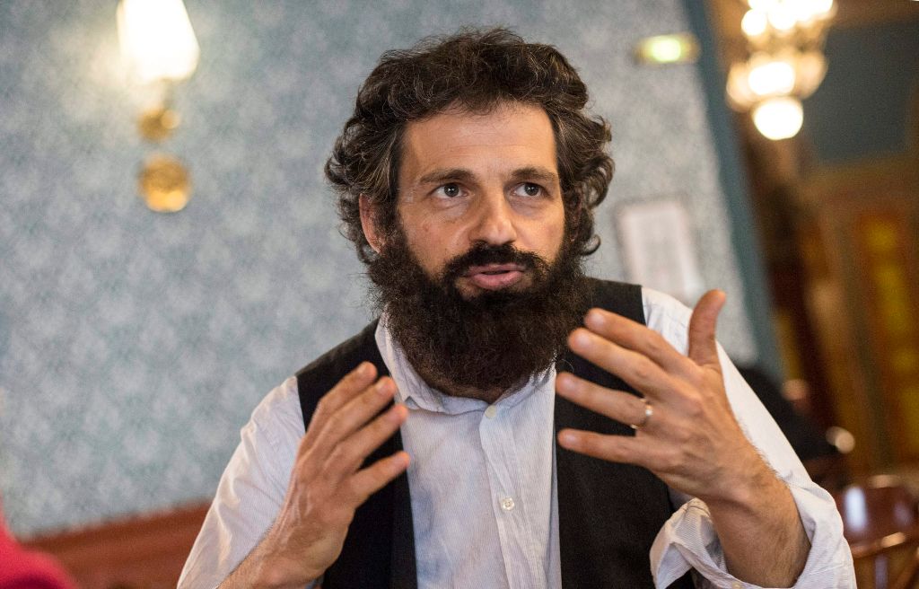 Budapest, 2015. május 22. Röhrig Géza, a Saul Auslander szerepét alakító színész a Cannes-i Filmfesztivál versenyprogramjában szereplõ, Nemes Jeles László rendezte Saul fia címû film fõszereplõje interjút az Uránia Nemzeti Filmszínházban a film sajtóbemutatója után 2015. május 22-én. MTI Fotó: Kallos Bea