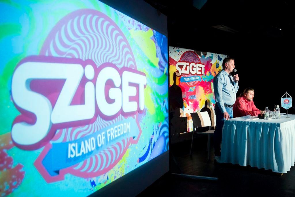 Budapest, 2015. május 14. Kardos József programigazgató (b) és Gerendai Károly fõszervezõ az idei Sziget fesztivál sajtótájékoztatóján a fõvárosi A38 Hajón 2015. május 14-én. MTI Fotó: Mohai Balázs