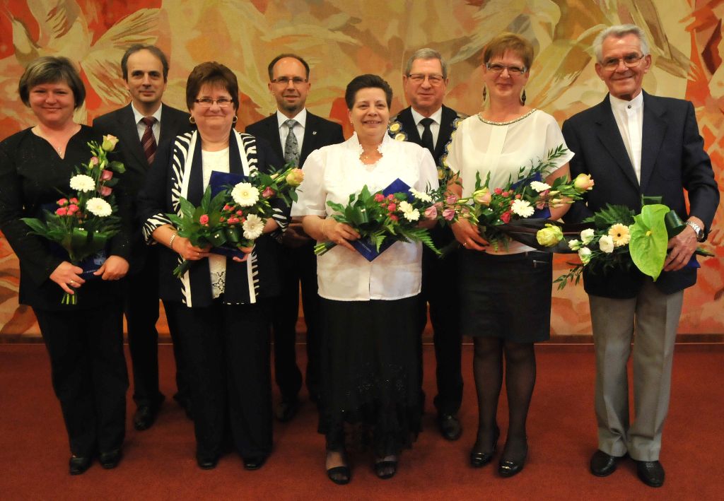 A képen első sorban, balról jobbra: Hende Tamás Józsefné, Szele Antalné, Lecouve Imréné, Rostásné Fazekas Erzsébet, Varga István. Felső sor: Rettegi Attila, Koczka Tibor, dr. Puskás Tivadar.
