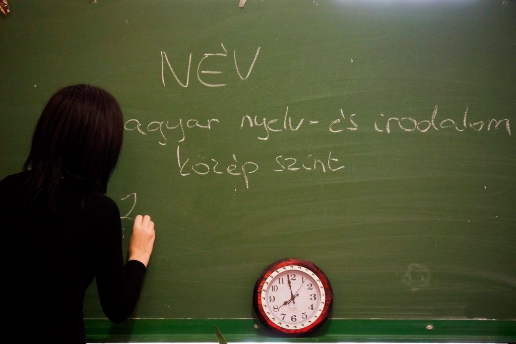 Budapest, 2015. május 4. Középszintû magyar nyelv és irodalom írásbeli érettségi vizsga a budapesti Tanext Akadémia Szakközépiskola, Szakiskola és Speciális Szakiskolában 2015. május 4-én. A köznevelési államtitkárság tájékoztatása szerint magyar nyelv és irodalom tárgyból középszinten 1 174 helyszínen 77 975 vizsgázó, emelt szinten 50 helyszínen 1 904 vizsgázó tesz érettségit. MTI Fotó: Balogh Zoltán