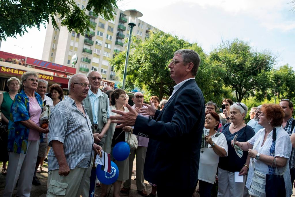 Budapest, 2015. június 11. Gyurcsány Ferenc, a Demokratikus Koalíció (DK) elnöke (k) pártja Megélhetést! Biztonságot! elnevezésû országjáró körútjának utcafórumán az angyalföldi Gyöngyösi sétányon 2015. június 11-én. MTI Fotó: Kallos Bea