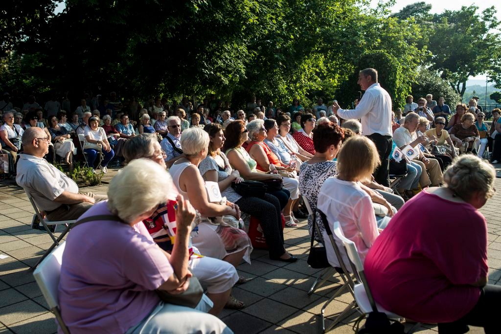 Budapest, 2015. június 11. Gyurcsány Ferenc, a Demokratikus Koalíció (DK) elnöke pártja Megélhetést! Biztonságot! elnevezésû országjáró körútjának utcafórumán a XIII. kerületi Szent István parkban 2015. június 11-én. MTI Fotó: Kallos Bea