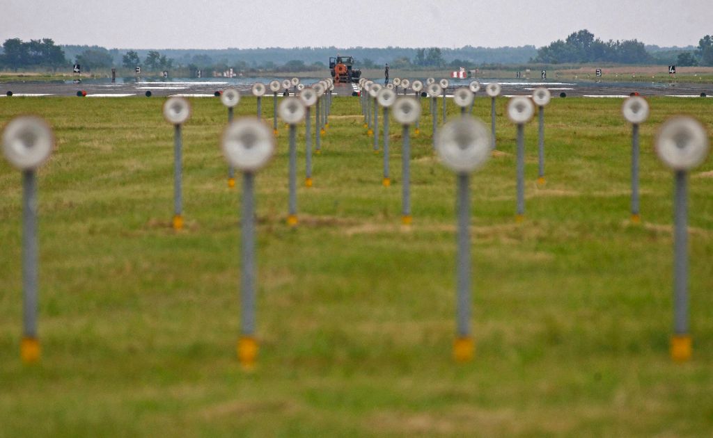 Szolnok, 2015. június 25. Munkagép takarítja az MH 86. Szolnok Helikopter Bázis futópályáját 2015. június 25-én. Ezen a napon egy kiképzési repülés végéhez közeledve a szolnoki bázisrepülõtér fölött tûz ütött ki a Magyar Honvédség egyik Jak-52-es típusú oktatógépén, néhány perccel dél után. A kéttagú személyzet a leszállás után elhagyta a gépet, a tüzet eloltották, de az egyik pilóta súlyos égési sérüléseket szenvedett, az MH Egészségügyi Központ égésplasztikai osztályán ápolják. MTI Fotó: Bugány János