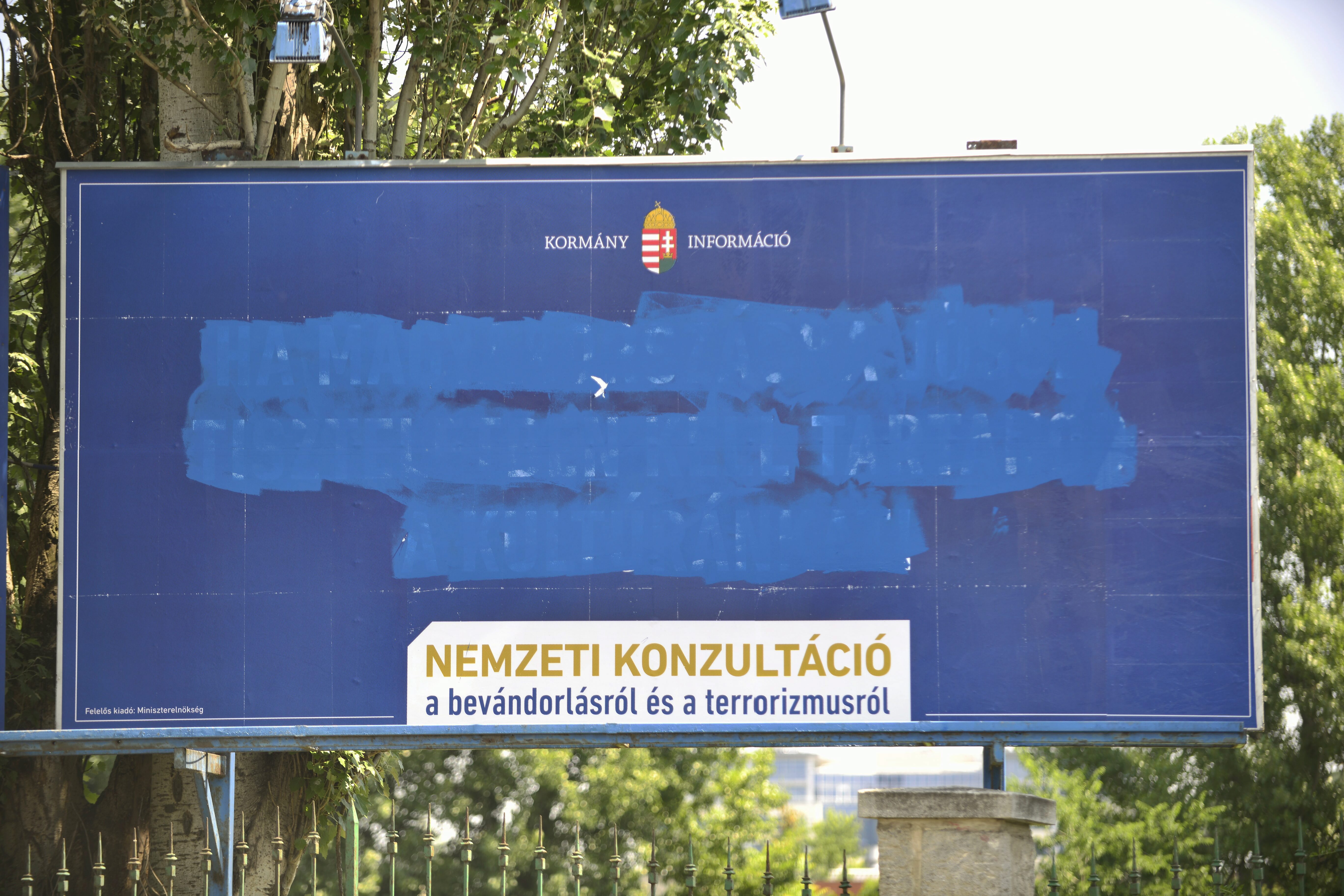 Budapest, 2015. június 7. A kormány bevándorlásról szóló, megrongált plakátja a fõváros XIII. kerületében, a Népfürdõ utcában 2015. június 7-én. Több helyen megrongálták a plakátokat, ezért a Fidesz feljelentést tesz bûncselekményre felbujtás miatt. Németh Szilárd, az országgyûlési képviselõje felszólította Szigetvári Viktort, az Együtt elnökét és párttársait, hogy "ne uszítsák tovább az embereiket ilyen agresszív és törvénytelen cselekedetek elvégzésére". MTI Fotó: Marjai János