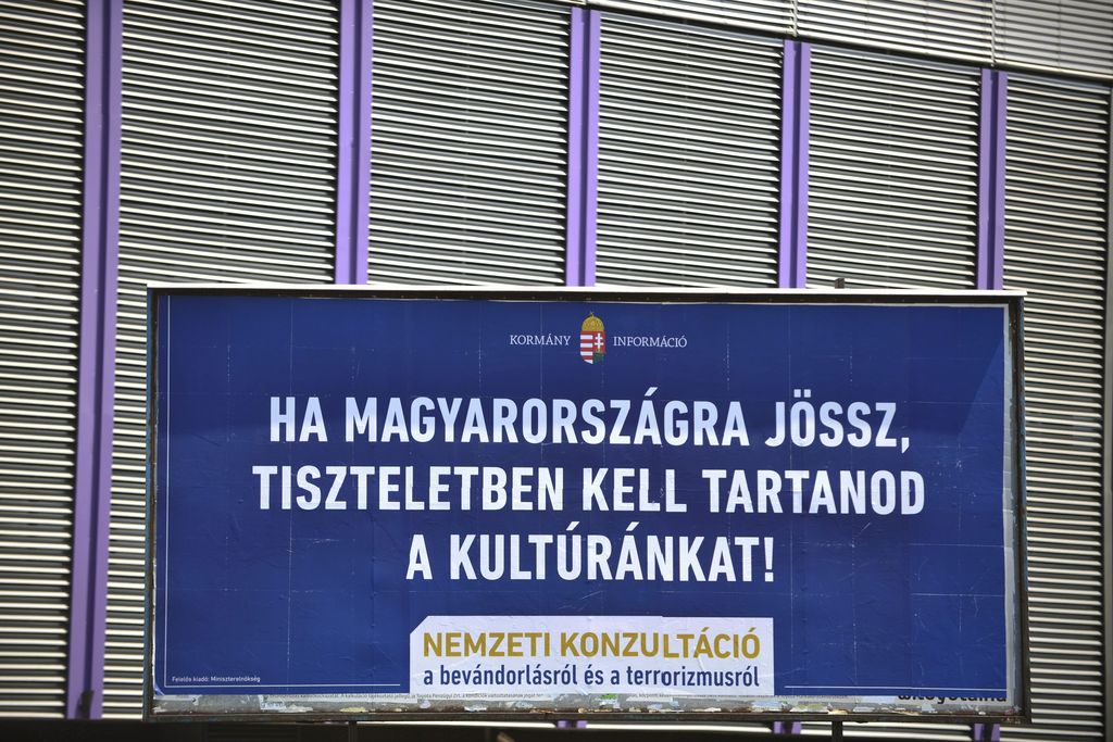 Budapest, 2015. június 7. A kormány bevándorlásról szóló plakátja a fõváros XIII. kerületében, a Róbert Károly körúton, a Vágány utcánál 2015. június 7-én. Több helyen megrongálták a plakátokat, ezért a Fidesz feljelentést tesz bûncselekményre felbujtás miatt. Németh Szilárd, az országgyûlési képviselõje felszólította Szigetvári Viktort, az Együtt elnökét és párttársait, hogy "ne uszítsák tovább az embereiket ilyen agresszív és törvénytelen cselekedetek elvégzésére". MTI Fotó: Marjai János