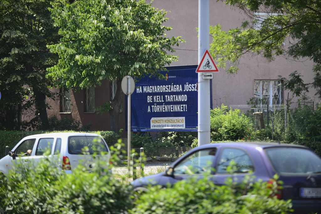 Budapest, 2015. június 7. A kormány bevándorlásról szóló plakátja a fõváros VIII. kerületében, a Hungária körúton 2015. június 7-én. Több helyen megrongálták a plakátokat, ezért a Fidesz feljelentést tesz bûncselekményre felbujtás miatt. Németh Szilárd, az országgyûlési képviselõje felszólította Szigetvári Viktort, az Együtt elnökét és párttársait, hogy "ne uszítsák tovább az embereiket ilyen agresszív és törvénytelen cselekedetek elvégzésére". MTI Fotó: Marjai János