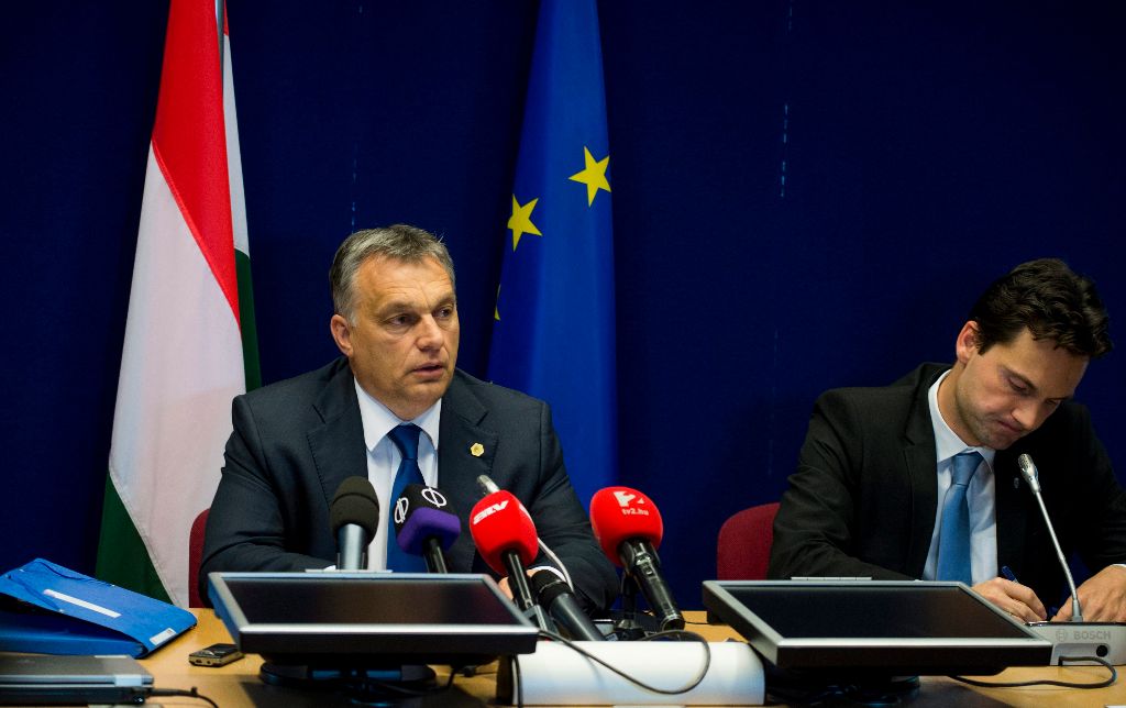 Brüsszel, 2015. június 26. A Miniszterelnöki Sajtóiroda által közreadott képen Orbán Viktor miniszterelnök (b) sajtótájékoztatót tart az Európai Unió brüsszeli csúcstalálkozójának végén 2015. június 26-án. Jobbról Havasi Bertalan, a Miniszterelnöki Sajtóiroda vezetõje. MTI Fotó: Miniszterelnöki Sajtóiroda/Burger Barna