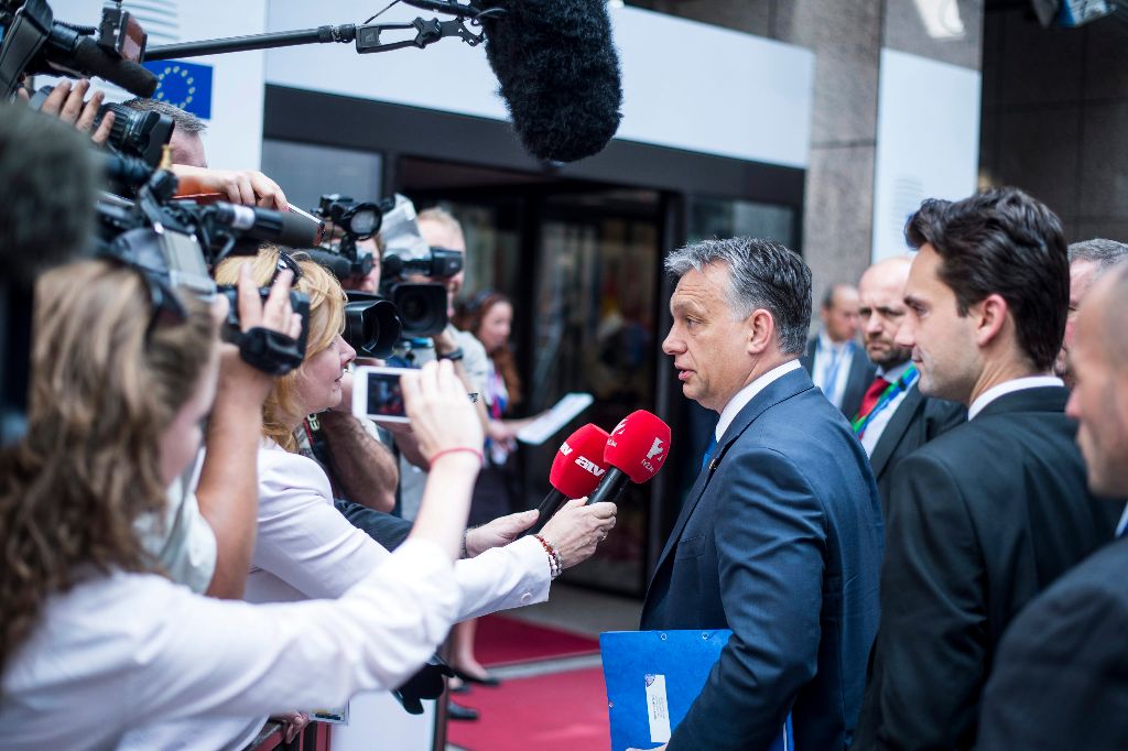 Brüsszel, 2015. június 26. A Miniszterelnöki Sajtóiroda által közreadott képen Orbán Viktor miniszterelnök (k) nyilatkozik magyar újságíróknak az Európai Unió kétnapos brüsszeli csúcstalálkozójának második napján, 2015. június 26-án. Mögötte Havasi Bertalan, a Miniszterelnöki Sajtóiroda vezetõje (j2). MTI Fotó: Miniszterelnöki Sajtóiroda / Burger Barna