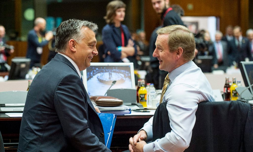 Brüsszel, 2015. június 26. Orbán Viktor miniszterelnök (b) és Enda Kenny ír kormányfõ beszélget az Európai Unió kétnapos brüsszeli csúcstalálkozójának második napján, 2015. június 26-án. MTI Fotó: Miniszterelnöki Sajtóiroda / Burger Barna