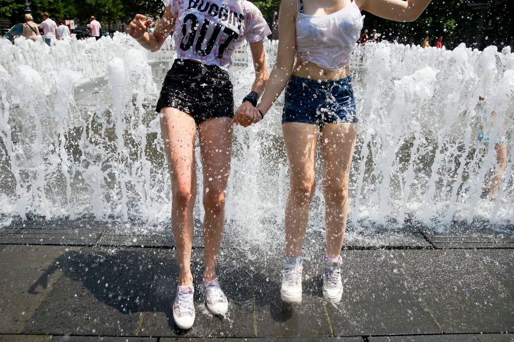 Budapest, 2015. június 12. Fiatal lányok hûsítik magukat a budapesti Szabadság téren 2015. június 12-én.Az Országos Meteorológiai Szolgálat elõrejelzése szerint a következõ napokban csak helyenként lehetnek frissítõ zivatarok, tovább melegszik a levegõ, június 14-én akár 36 Celsius-fokig is emelkedhet a hõmérséklet. MTI Fotó: Balogh Zoltán